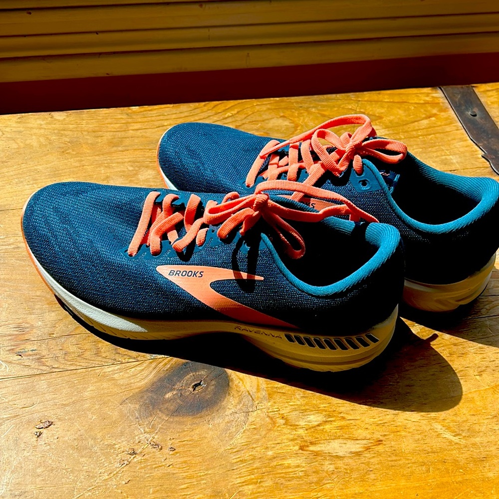 Brooks Tennis Shoes Size women's size 6.5 NEW never used or worn